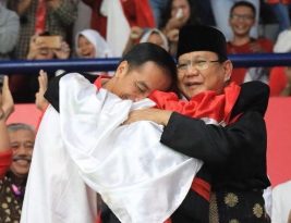 Pelukan Jokowi dan Prabowo