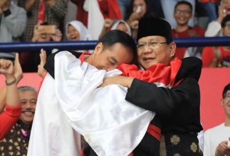 Pelukan Jokowi dan Prabowo ditulis oleh Jamil Azzaini The Best Leadership Trainer Indonesia