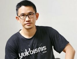 Saya Sedang Belajar Adab Seorang Murid Terhadap Guru