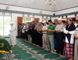 Siapa Yang Mensholati Saya?